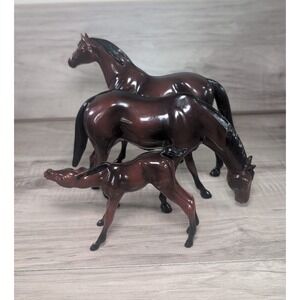 HARTLAND plastics set Brown Black Chestnut STALLION, MARE, FOAL Thouroughbred